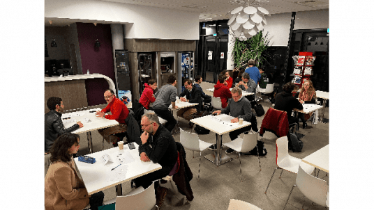 Rencontre étudiants / Alumni le 7 octobre  2024 dans la cafétéria de l'IOGS à Palaiseau