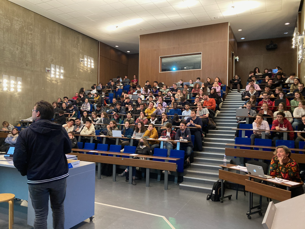 Témoignages d'Alumni devant les étudiants de première année !